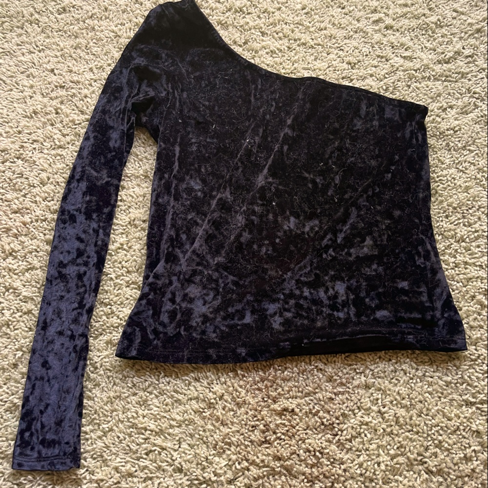 Black off sleeve velvet shirt